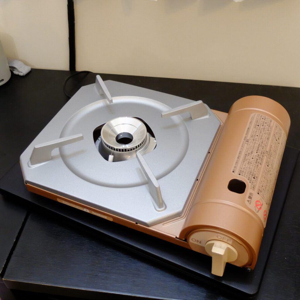カセットコンロは、ガスが停止した場合などに調理するため必須。もちろん、普段の鍋料理などでも活躍するので、持っていて無駄になることはない