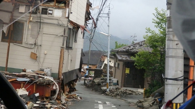 熊本地震における直接的な犠牲者は50人でしたが、その内の38人(76%が)がやはり同様に倒壊家屋の下敷きになって命を落としています。