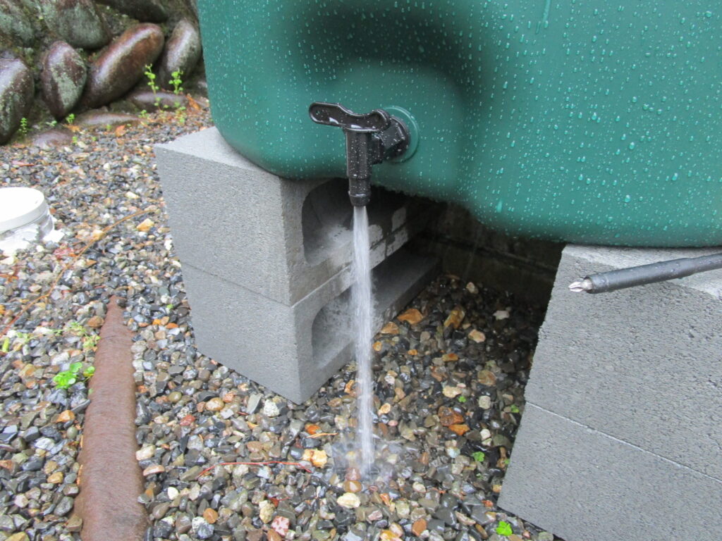 コックを開くと勢いよく水が出る。