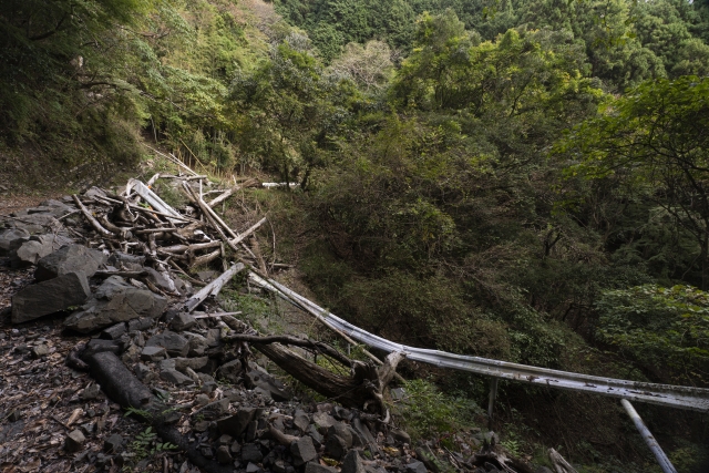 唯一のアクセス道路が土砂崩れや橋の崩落で寸断されると、その地域は孤立状態に陥ります。
