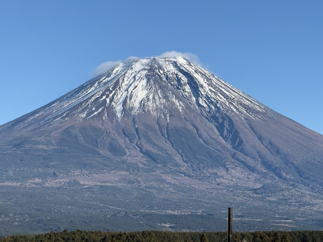 富士山で中国人の大学生が遭難し、救助を要請したというニュースが注目を集めました。