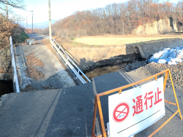 アクセス道路が土砂崩れや橋の崩落で寸断されると、その地域は孤立状態に陥ります
