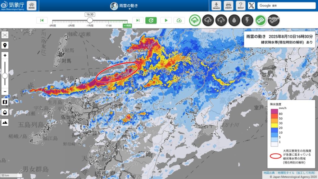 線状降水帯とは、次々に発生する発達した雨雲(積乱雲)が、同じ場所に列をなしてかかり続ける現象です。気象庁が発表する雨雲レーダーでは下図のように赤丸で囲って表現されます