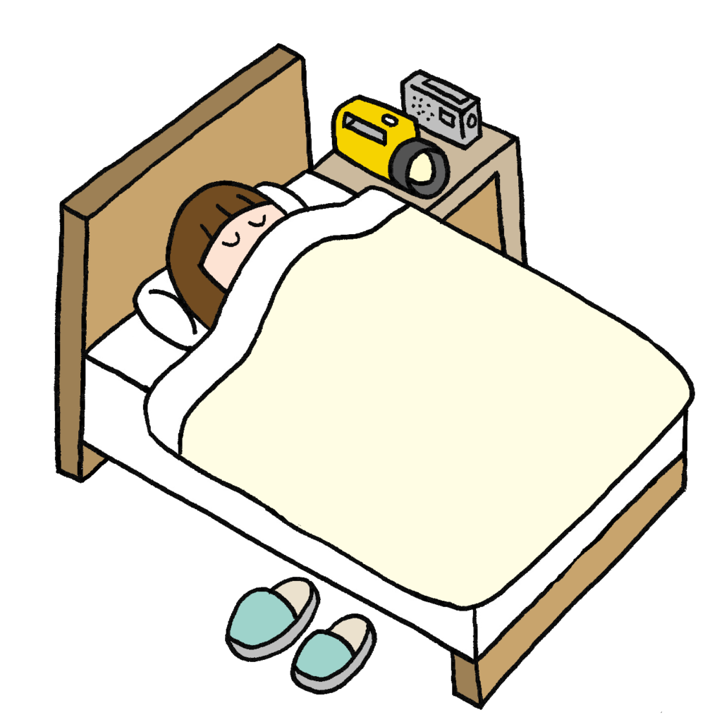 停電で真っ暗になってしまうこともあるので、枕元にライトを準備しておきます。
