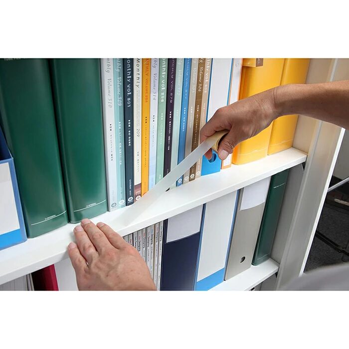 書棚に滑り止めシートを貼ることで、本が飛び出してくるのを抑制してくれる