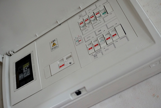 発災後に避難する場合は通電火災を予防するため自宅を後にする前必ずブレーカーを切っておきましょう
