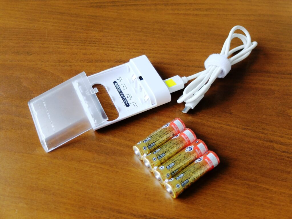 停電が長期化すると、スマホの電池が寂しくなってきます。
充電式のモバイルバッテリーよりも電池式の方が便利かもしれません。