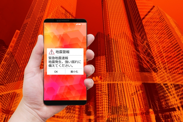 気象庁が発した緊急地震速報は、NTTドコモ、KDDI(au)、ソフトバンクなどの通信会社を経由して、対象エリアのスマホに一斉送信されます