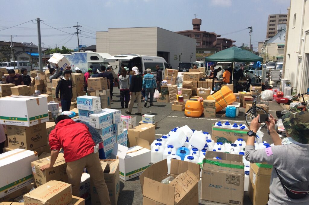 H28年熊本地震後の物資配給の様子。支援物資を仕分けし、被災者のニーズに合わせて分配するのは大変な労力
