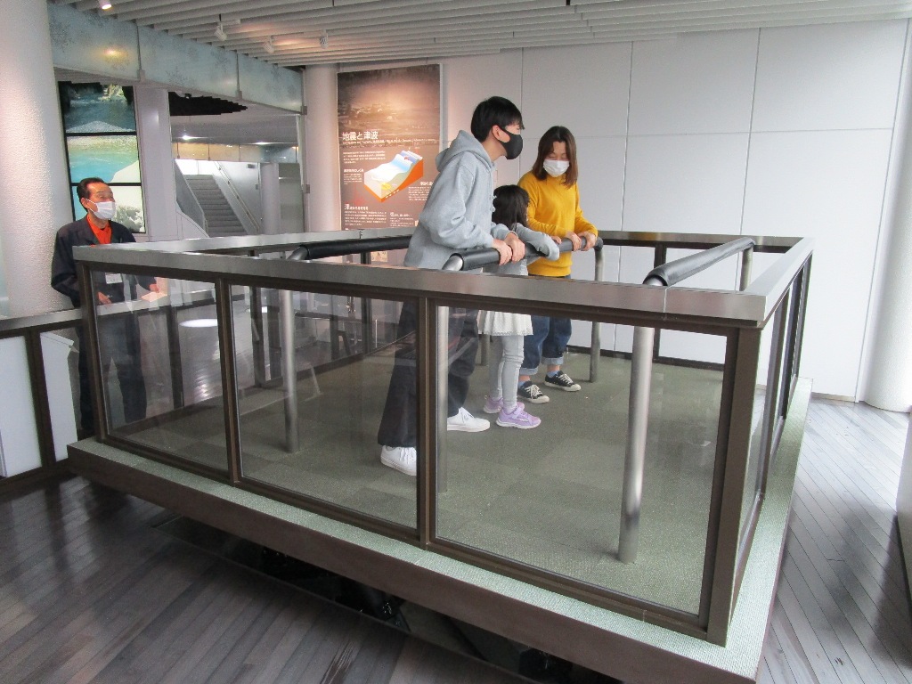 地震体験装置の例(富山四季彩防災館にて)