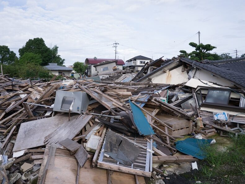 災害があるとガレキなどの大量の廃棄物が発生する。平成28年熊本地震 益城町にて 写真出典:キロクマ!