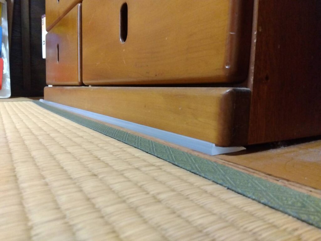 家具転倒防止用マットは完全ではないが一定の効果は期待できる。他の手段と組み合わせると良い。
