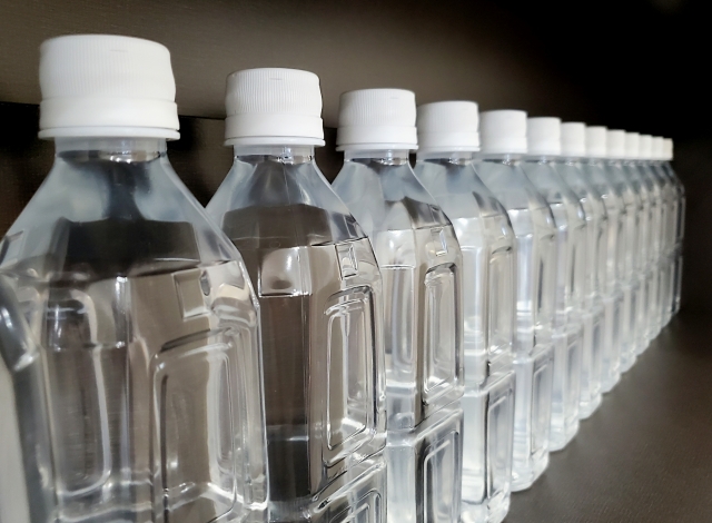 飲料水は一人1日3リットルを目安に、少なくとも4日分を備えておきましょう