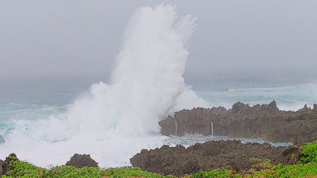 台風の影響で打ち寄せる高波(沖永良部島)