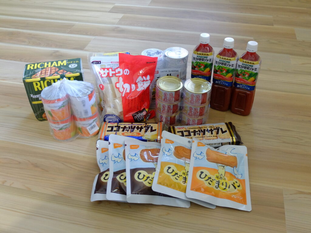 非常食の例　写真は筆者の自宅で保管している非常食の一部