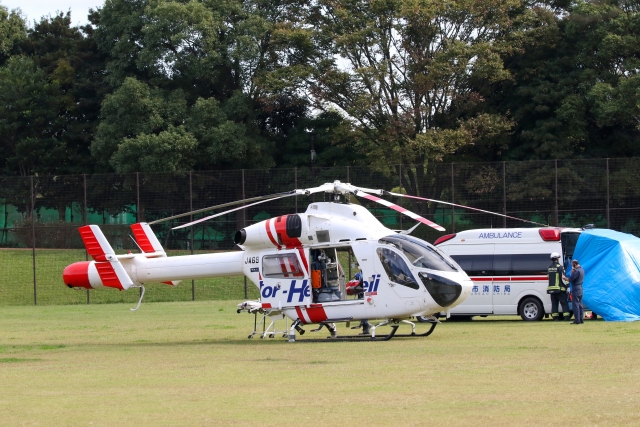 ランデブーポイントで救急車から傷病者を引き継ぐドクターヘリ