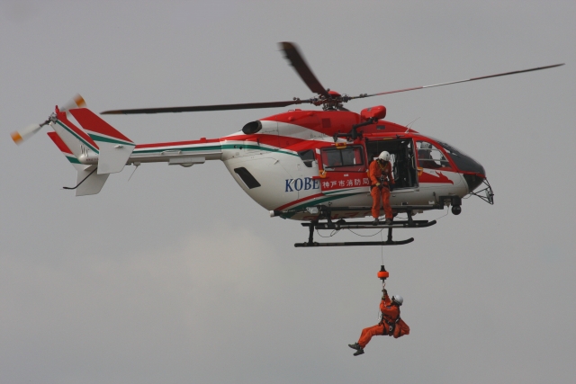 ホイスト救助を行う消防ヘリ