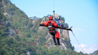 救助の現場　担架吊り上げ