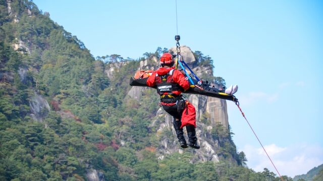 救助の現場 担架吊り上げ