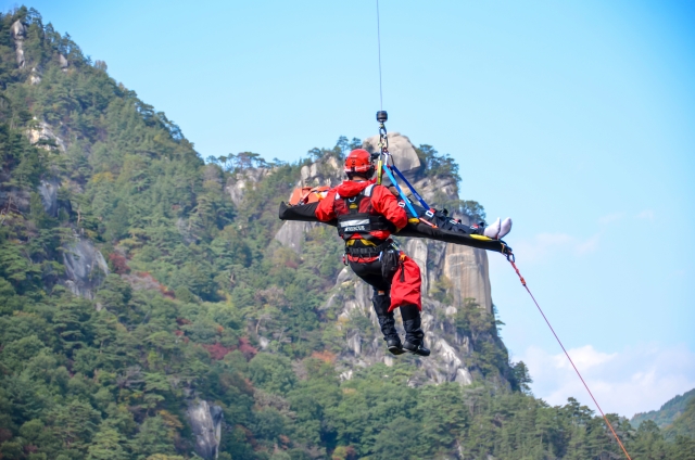 救助の現場 担架吊り上げ