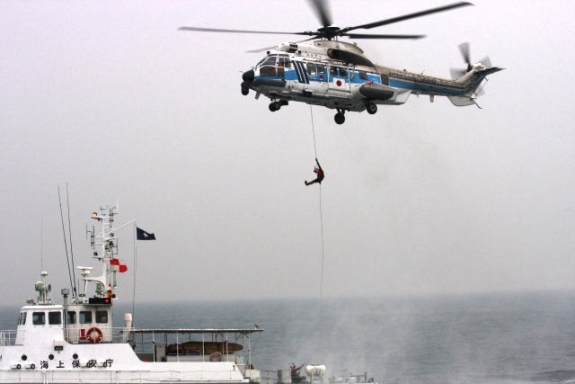 救助訓練を行う海上保安庁のヘリ