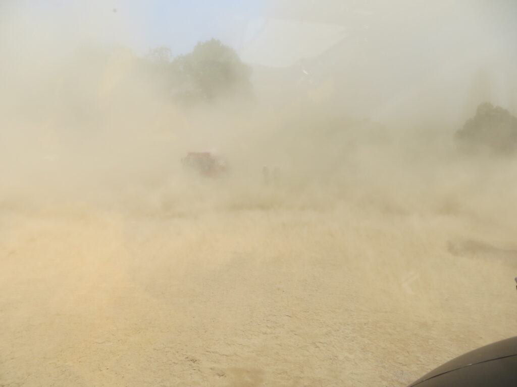 ダウンウォッシュのため、離着陸やホバリングをする現場では砂や小石が舞い上がり、視界が奪われる