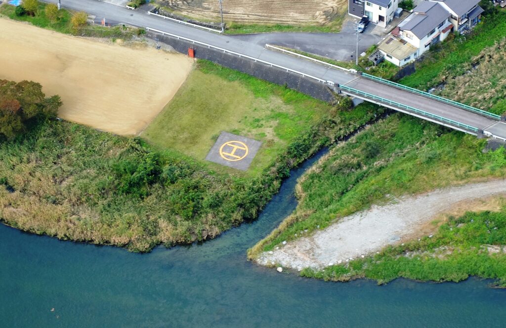 いわゆる「場外離着陸場」の例。離着陸帯標識(マルH)が描かれていても厳密にはヘリポートとは呼ばない。