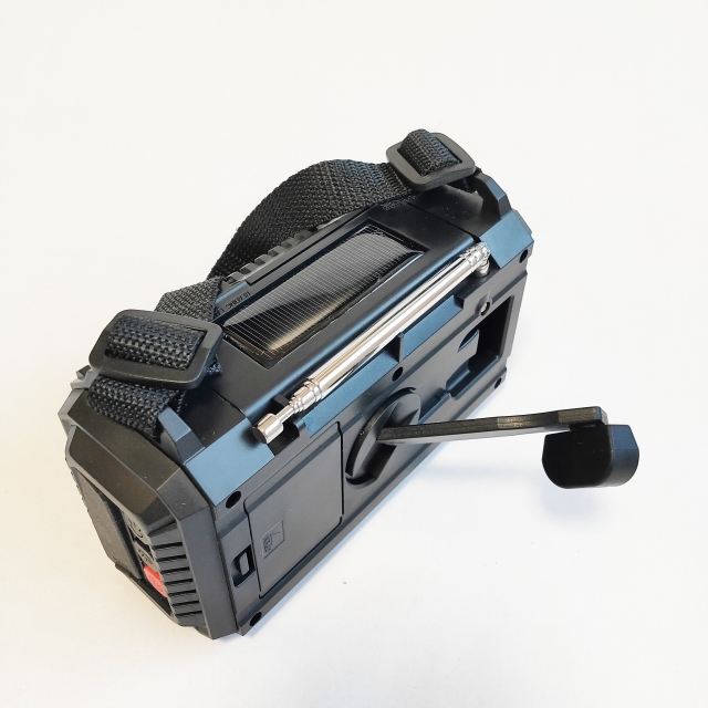 他の防災ラジオでも構造が全く同じなので発電能力は変わらない。小さなソーラーパネルでは十分な発電能力は持たない