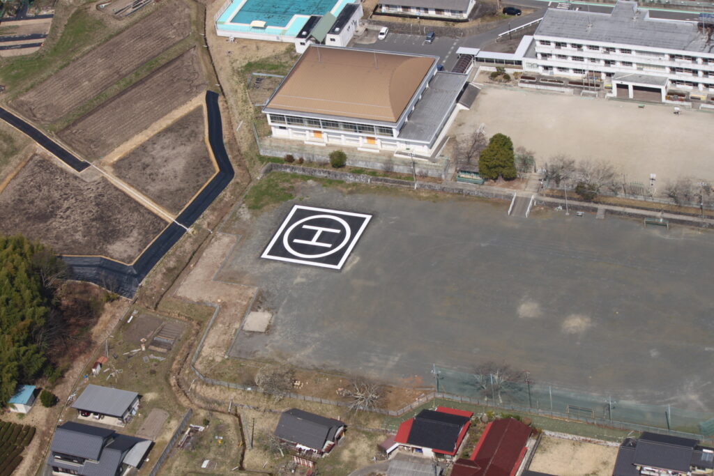 場外離着陸場のHマークを離着陸地帯いっぱいに描いた例。巨大に描いたお陰で視認性は抜群。