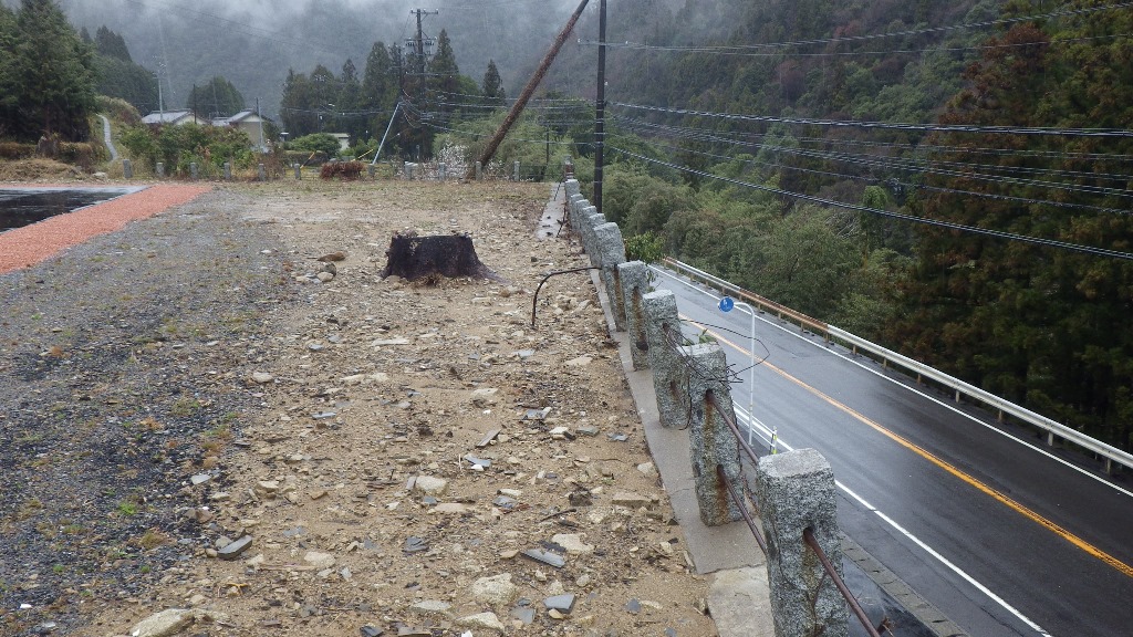 予算不足のため、部分的に未舗装になっており、小石が高低差のある国道に吹き飛んでいくことが懸念される。
