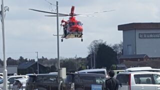 駐車場に着陸する防災ヘリ