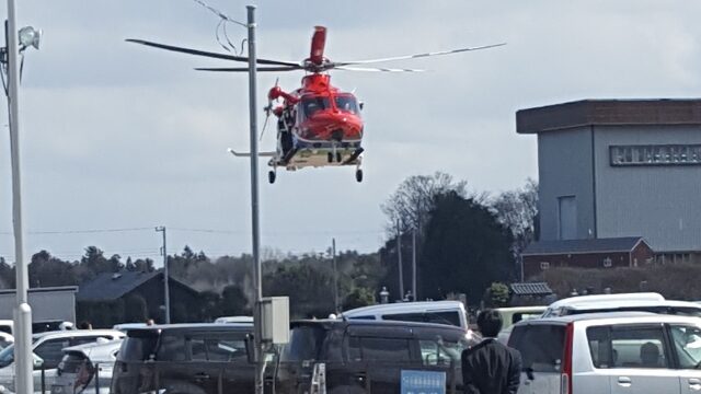 駐車場に着陸する防災ヘリ
