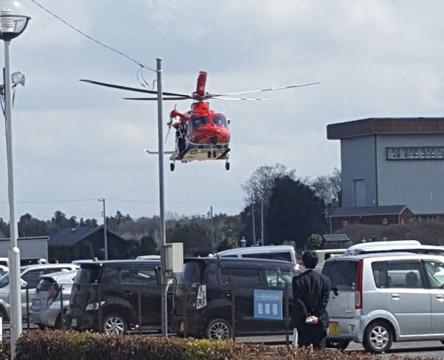 駐車場に着陸する防災ヘリ